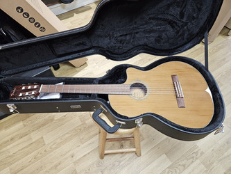 Fender Classic Design CN-140SCE Thinline Electro Nylon Guitar & Case