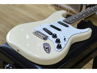 Fender Ritchie Blackmore Stratocaster, Olympic White, Scalloped Rosewood Incl Deluxe Gig Bag