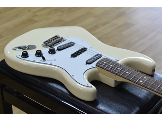 Fender Ritchie Blackmore Stratocaster, Olympic White, Scalloped Rosewood Incl Deluxe Gig Bag