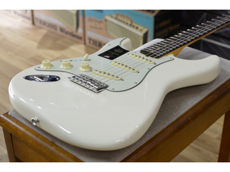 Fender American Vintage II 1961 Stratocaster Left Handed Olympic White Incl Vintage Hard Case - B Stock