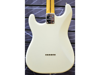 Fender Artist Nile Rodgers Hitmaker Stratocaster Olympic White Electric Guitar & Deluxe Hardshell Hitmaker Case - B Stock