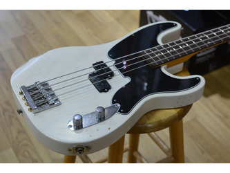 Fender Mike Dirnt Road Worn Precision Bass, White Blonde, Rosewood  -Incl Hardshell Case