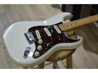 Fender Player Plus Stratocaster Olympic Pearl - Incl Delux Gig Bag B Stock