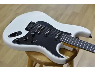 Fender Limited Edition Player II Advanced Stratocaster� HSS HT Arctic White B Stock