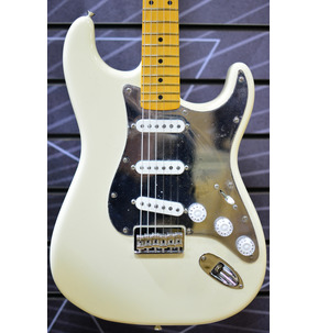 Fender Artist Nile Rodgers Hitmaker Stratocaster Olympic White Electric Guitar & Deluxe Hardshell Hitmaker Case - B Stock