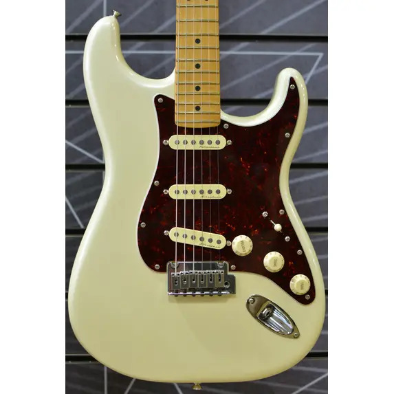 Fender Player Plus Stratocaster Olympic Pearl - Incl Delux Gig Bag B Stock